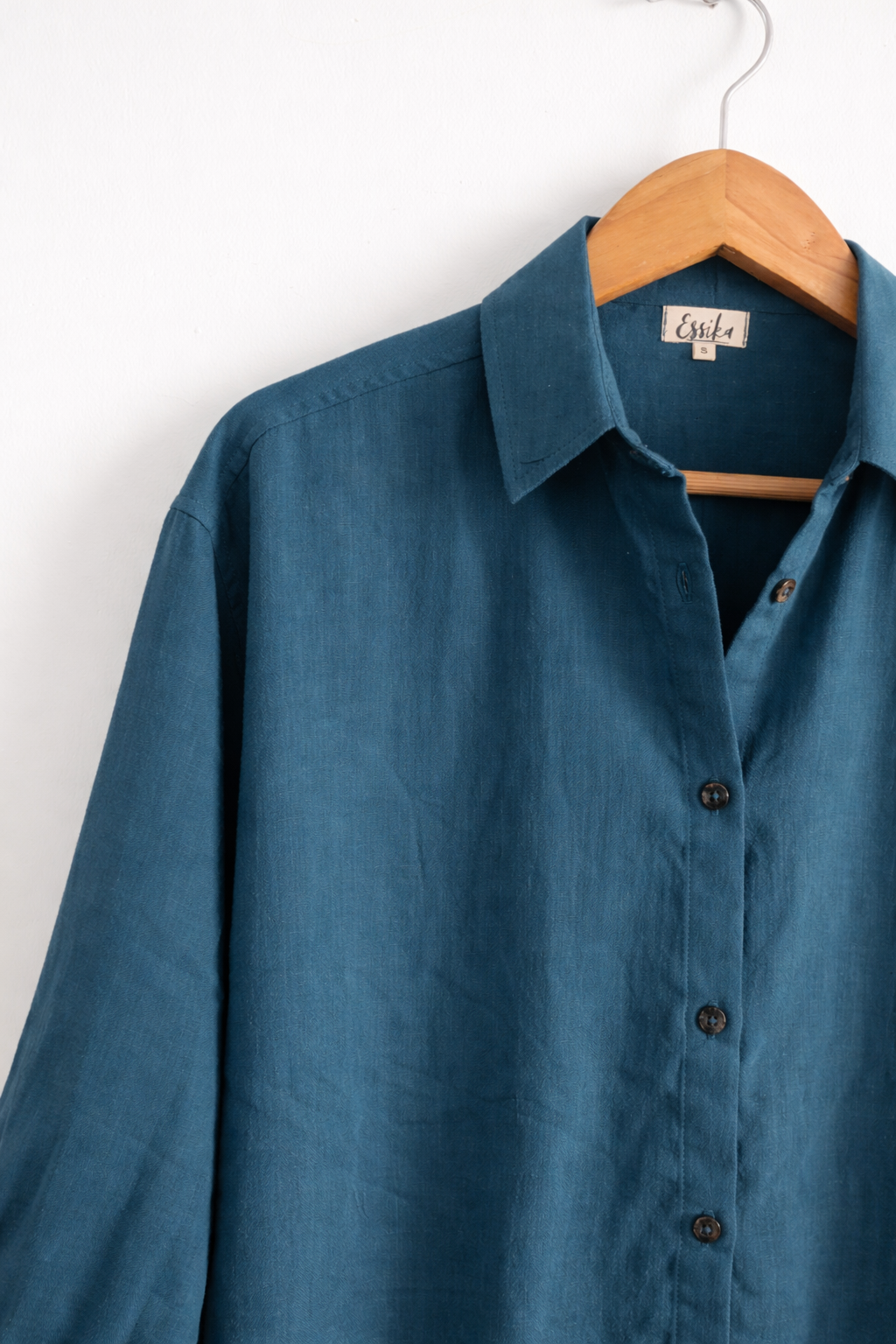 A women’s oversized full sleeve cotton gauze shirt in teal - Closeup image