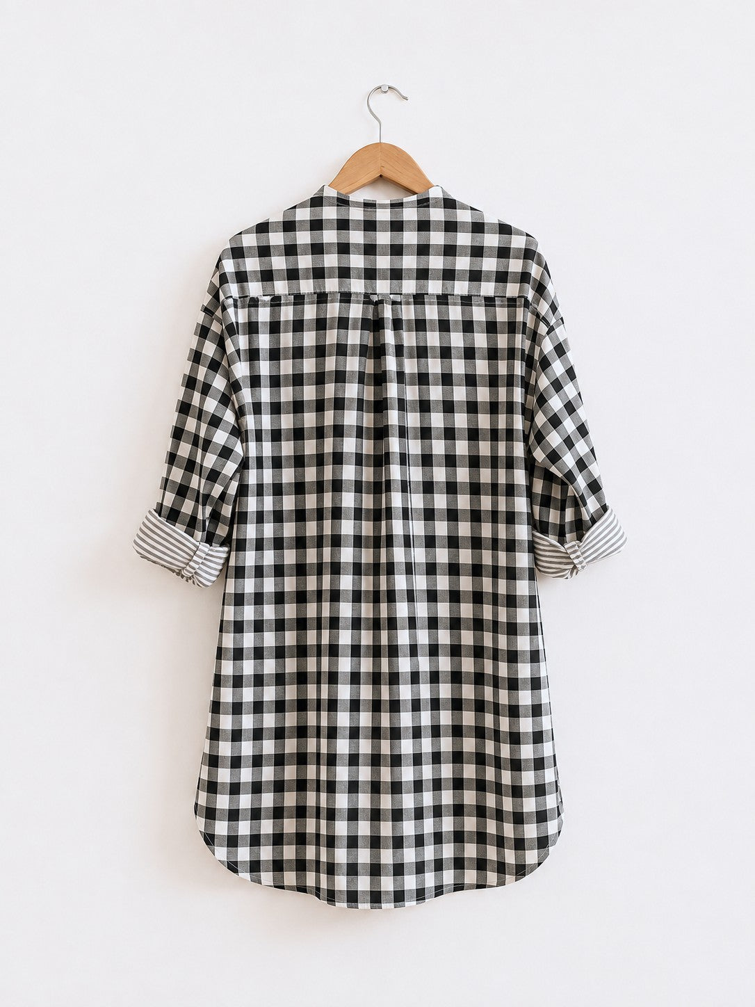 Women's cotton kurta with full sleeves and round neck in black checks -full back image