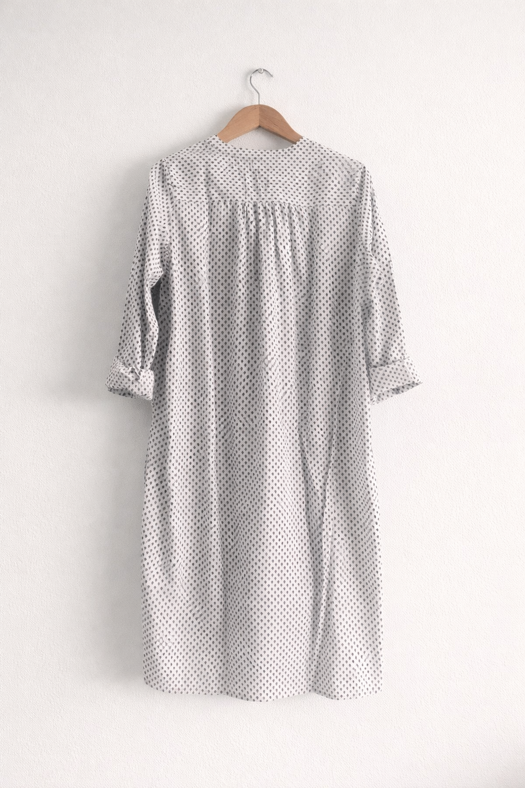 Women's cotton regular kurta with v neck in full sleeves  and cuff in grey and blue block print - backl image