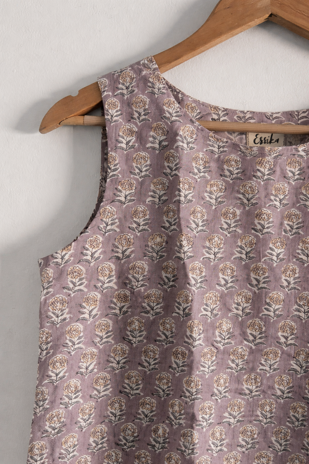 Women's sleeveless top in cotton block print in pastel mauve - closeup image