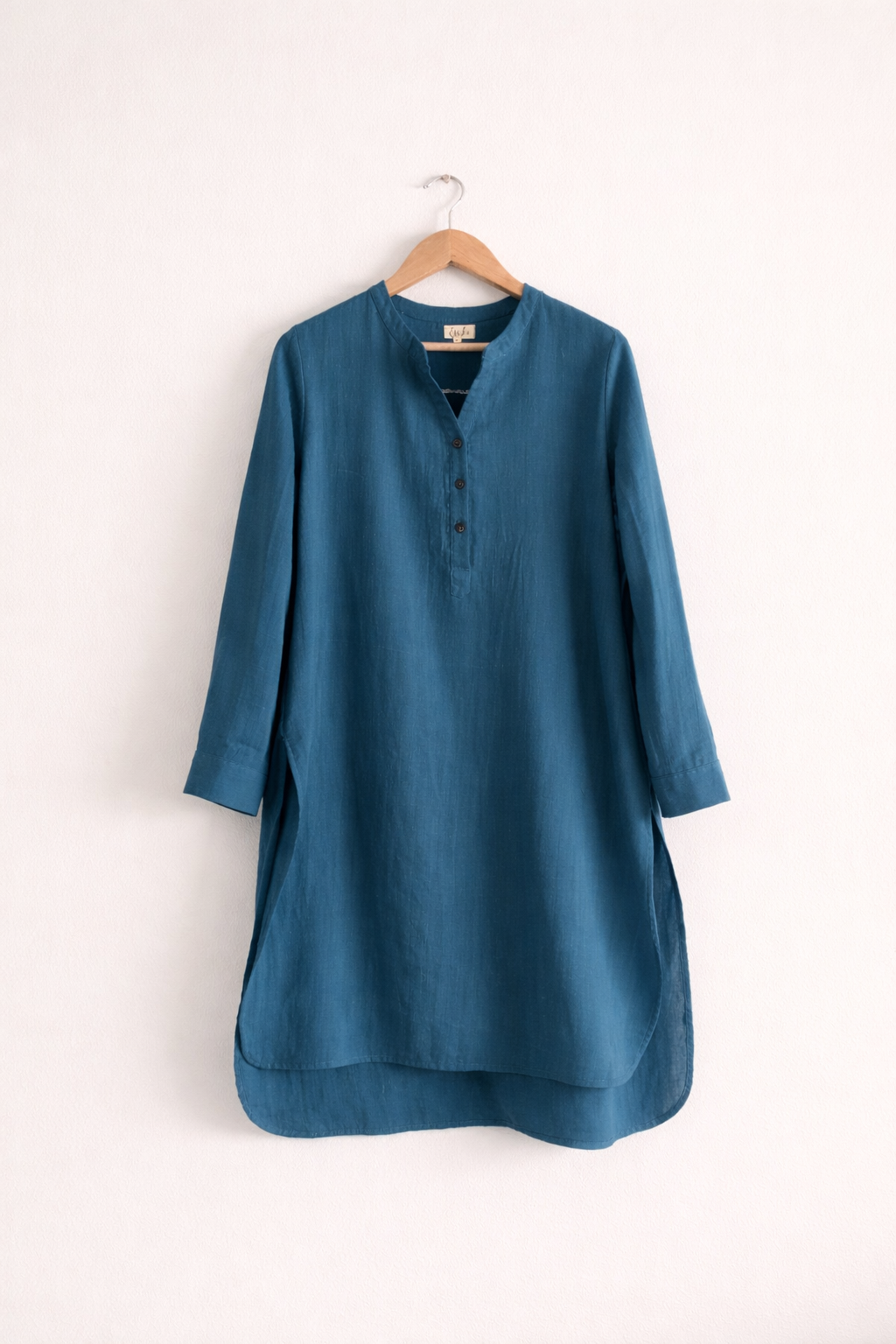 Women’s regular-fit cotton gauze kurta with V-neck and full sleeves with cuffs in teal colour - full front image