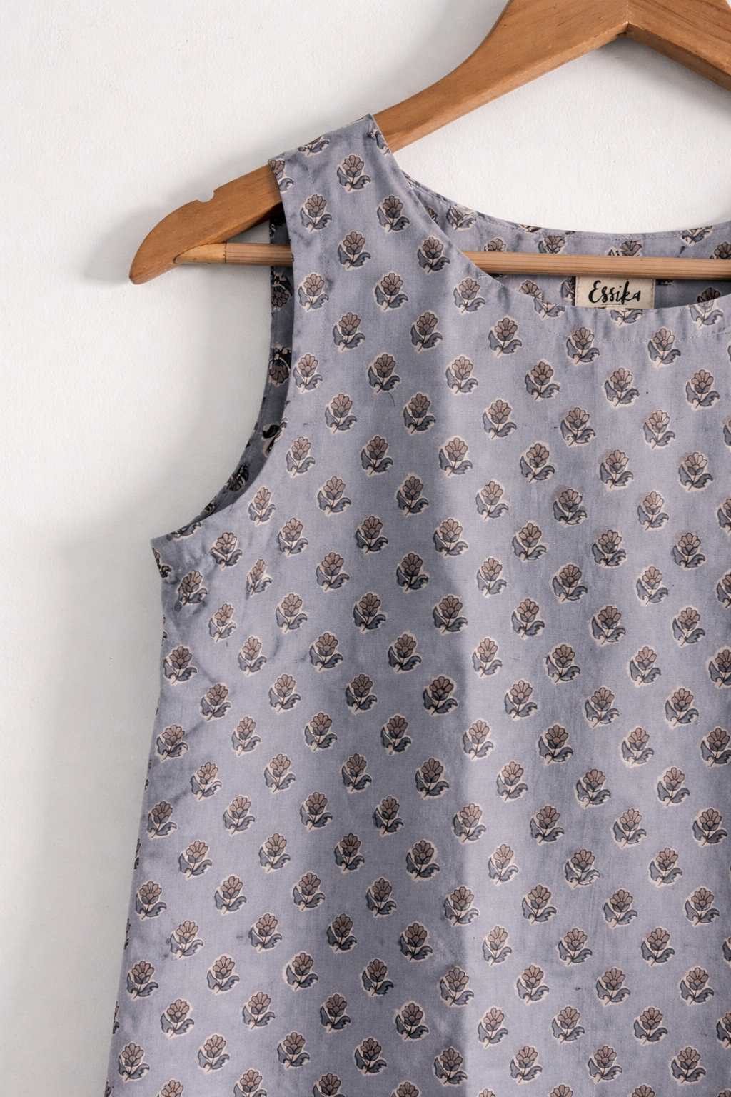 Women's sleeveless top in cotton block print in blue - closeup image
