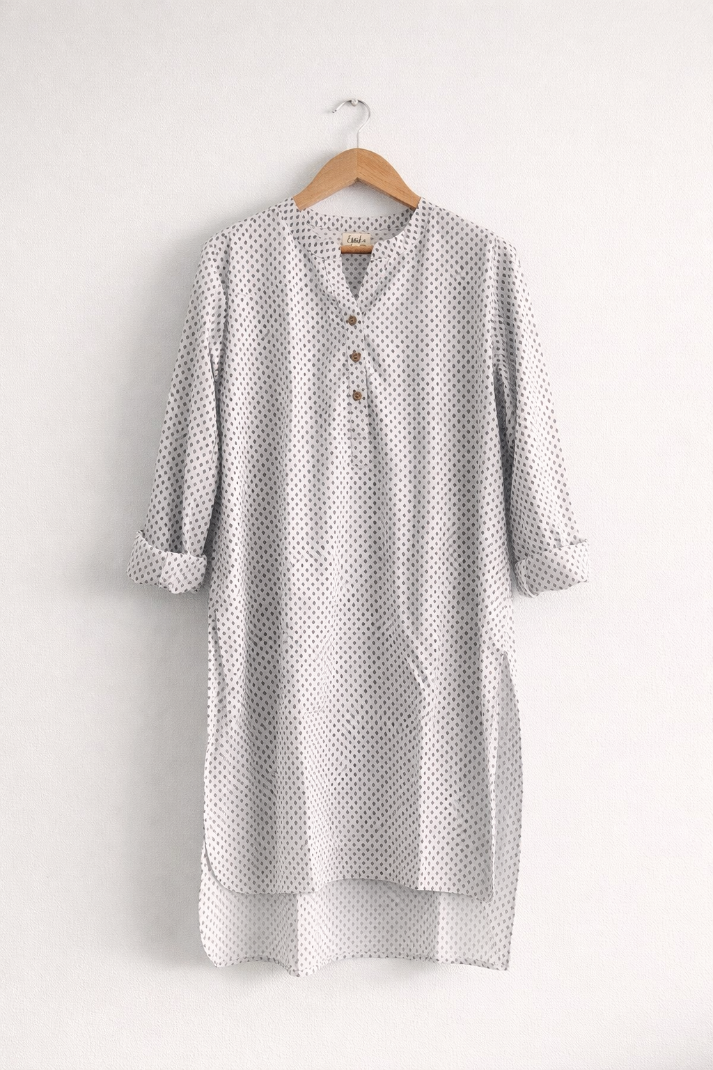 Women's cotton regular kurta with v neck in full sleeves  and cuff in grey and blue block print - front image