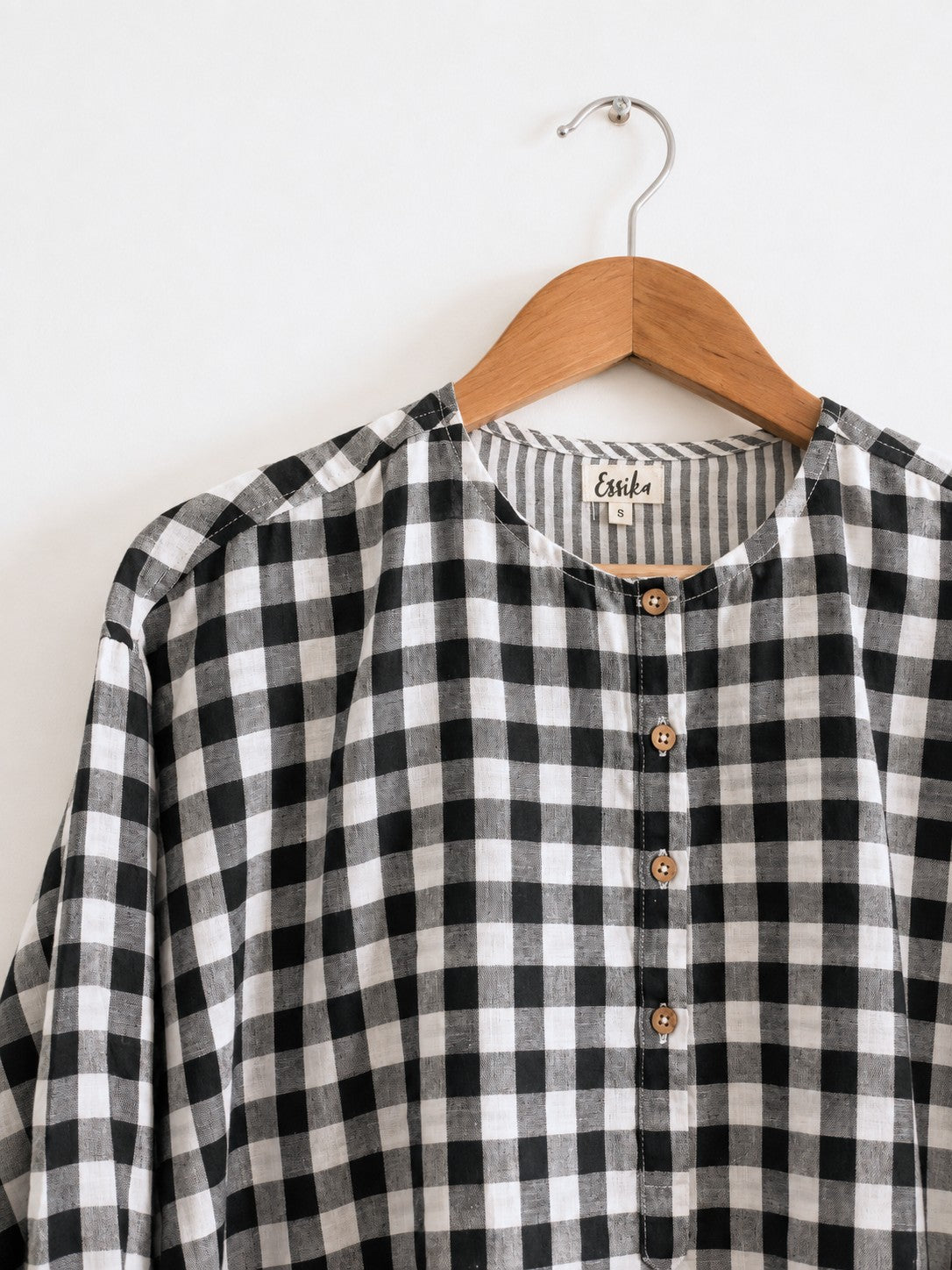 Women's cotton kurta with full sleeves and round neck in black checks -close up image