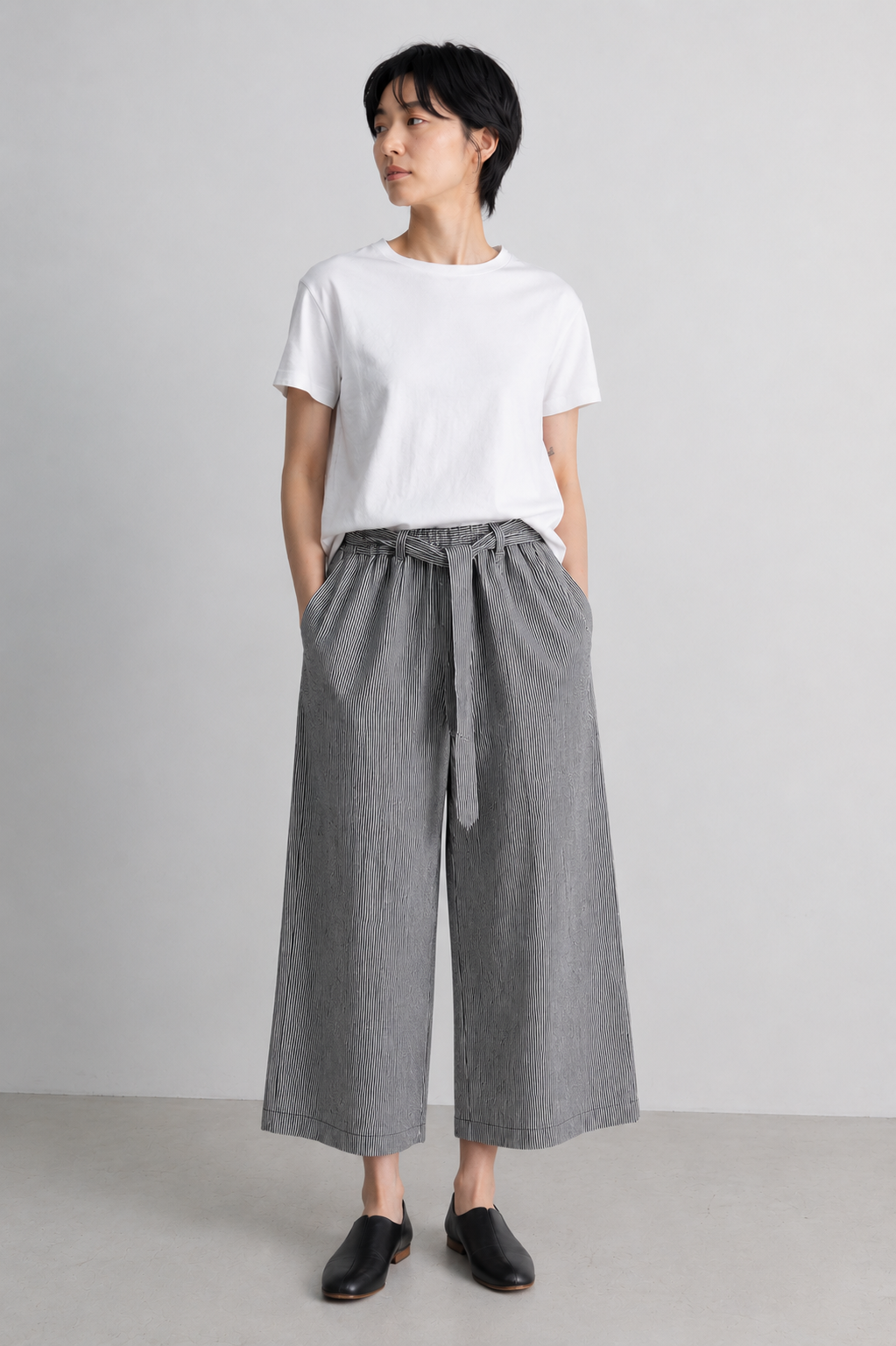 Women's wide legged pants in Cotton Denim - model image
