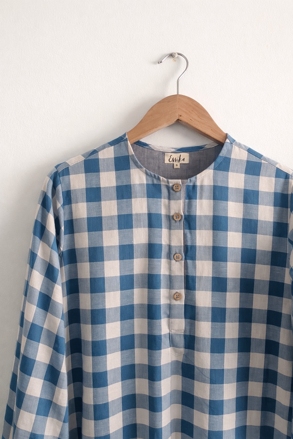Women’s regular fit blue & white check cotton double cloth kurta with round neck & cuffed sleeves – closeup image