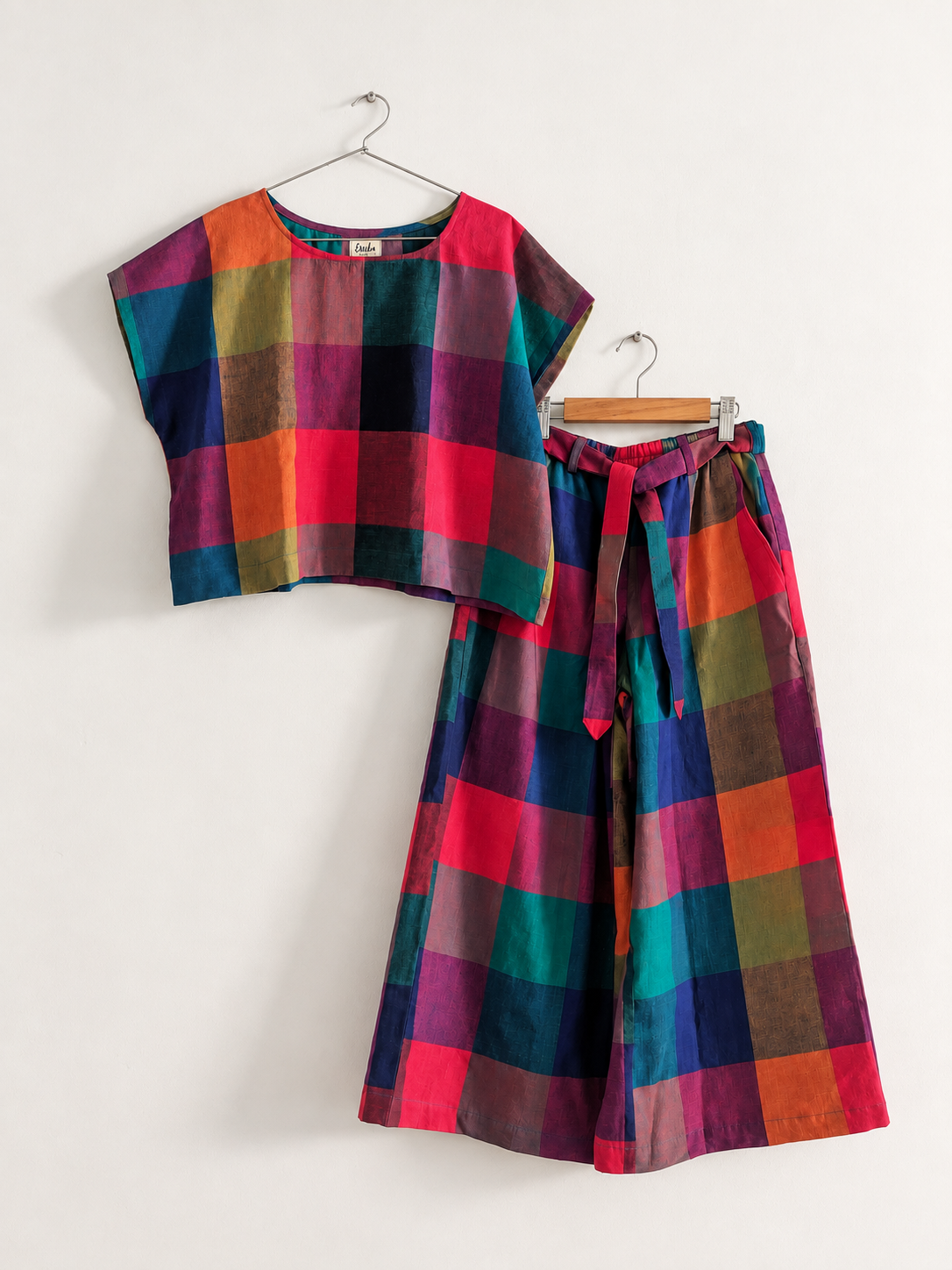 A multicolor  short-sleeve top made with 100% handloom cotton - full set image
