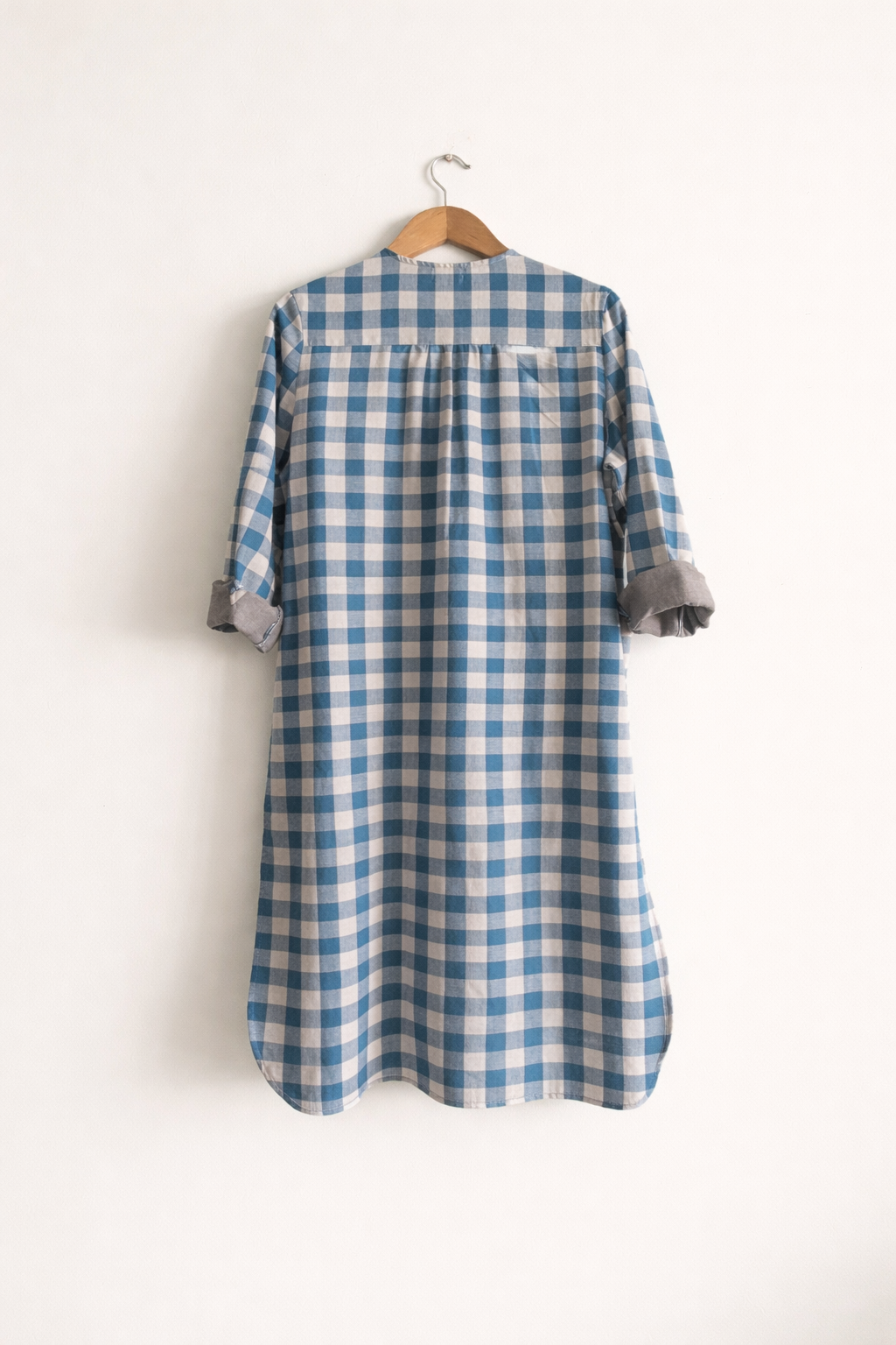 Women’s regular fit blue & white check cotton double cloth kurta with round neck & cuffed sleeves – back image